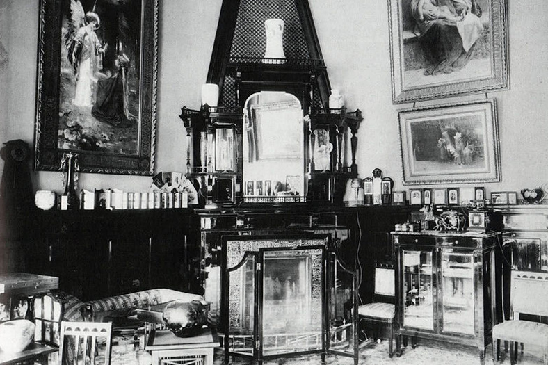 The fate of the contents of the Alexander Palace in the 20th century Palace, Hou