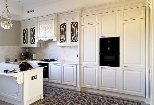 Элегантная кухня с встроенной бытовой техникой и мраморной столешницей.