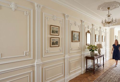 Лепной декор для длинной стены: как разбить протяжённую стену молдингами из полиуретана