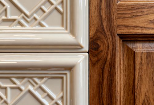 Полиуретановые накладки и деревянные панели в современном интерьере.