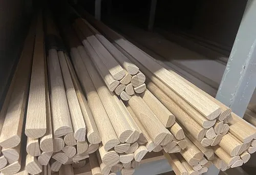 Молдинги из массива дерева с плавным закруглением для классического интерьера