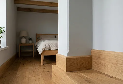 Деревянный плинтус 30×30 и 45 мм: выбор для низких потолков и маленьких комнат