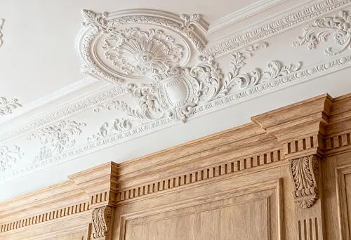 Потолочная лепнина и деревянный погонаж — гармоничное сочетание классики и природного стиля в интерьере