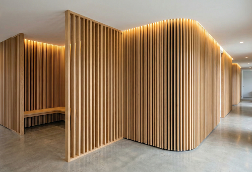 Реечный ритм: зонирование и оформление сложных зон коридоров и холлов