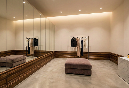 Зеркальная стена и высокий плинтус: как сделать интерьер похожим на дорогой бутик