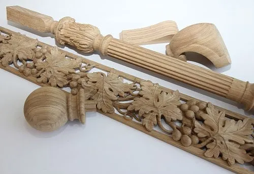 Деревянные колонны с резьбой для оформления классического пространства.