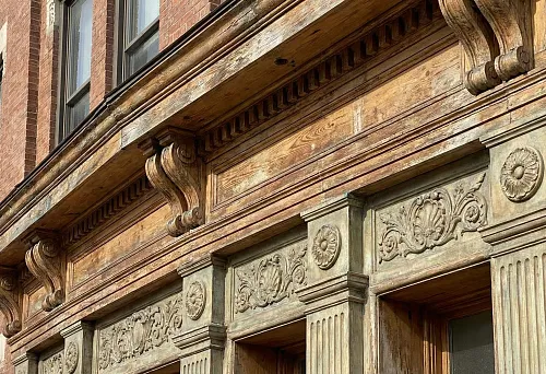 Декорации для фасада: архитектурные элементы из дерева и полиуретана