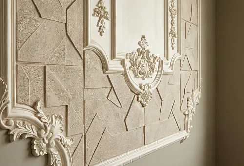 Акцентная стена с двухслойным рельефом: полиуретановые панели с геометрией и лепной декор с молдингами и орнаментальными накладками на светлой отделке.