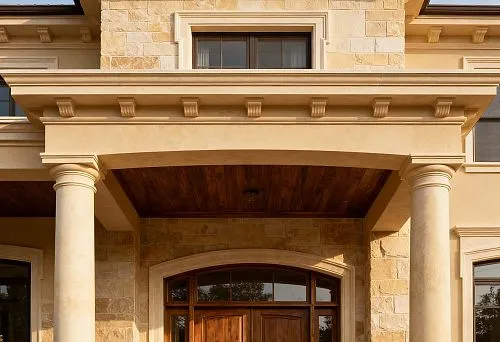 Фасадный декор дома с колоннами и каменной отделкой