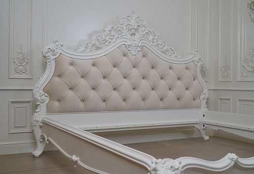 Элегантная кровать в классическом стиле с бархатной обивкой