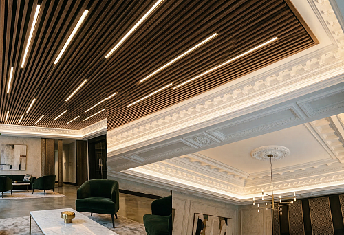 Световые панели для реечного потолка и декор на потолок из полиуретана: как совместить светотехнику и декоративную архитектуру