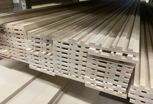 Фигурный багет из натурального дуба для декоративной отделки интерьера.