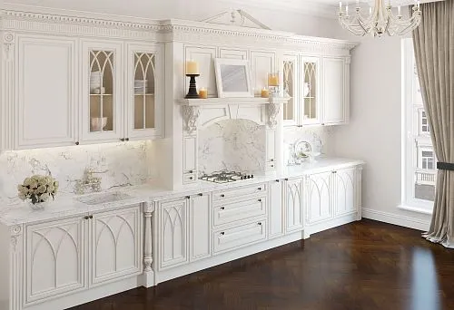 Современная классическая кухня с белыми фасадами и мраморной столешницей
