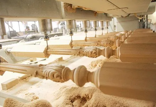 Процесс фрезеровки резных балясин на производстве — создание декоративного обрамления для лестницы