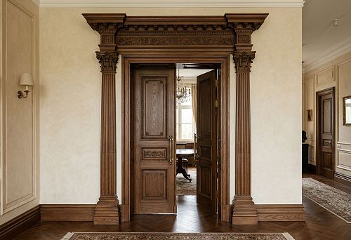 Наличник деревянный, плинтус и пилястра: как собрать классический дверной портал без разнобоя по профилям