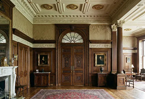 Комплексный декор помещения: стены, двери и архитектурные детали