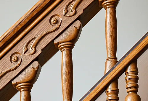  Резные деревянные балясины с декоративными элементами на лестнице, Санкт-Петербург