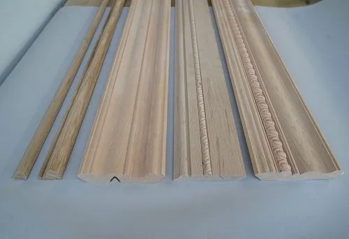 Декоративные деревянные молдинги и багеты для потолка, выполненные из натурального массива.