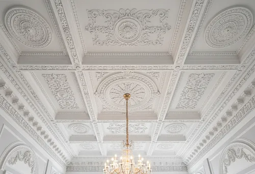 Лепной потолок в классическом интерьере с роскошной люстрой