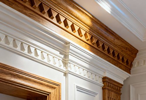 Архитектурное оформление стены с деревянными и полиуретановыми элементами.