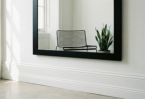 Графичный интерьер: черное зеркало + белый плинтус — идеальный контраст