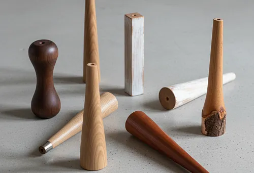 Разнообразные деревянные ножки для стульев разных форм и оттенков, демонстрирующие стили — классика, лофт, скандинавский и минимализм.