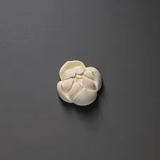 Лепной декор NPU-496 на тумбе в интерьере из коллекции "Летний сад"