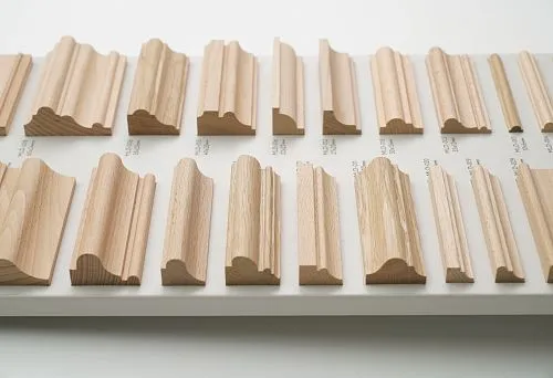 Стенд с образцами строганных деревянных реек различных профилей и размеров из бука и дуба