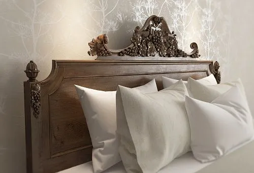 Резное деревянное изголовье кровати в классическом стиле с богатым орнаментом
