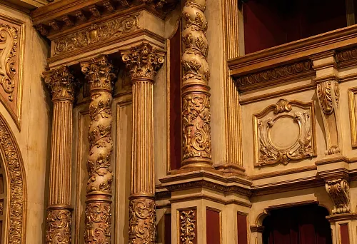 Декорации для сцены: резные колонны, молдинги и архитектурные детали