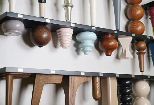 Разнообразие мебельных ножек в различных стилях, материалах и цветах