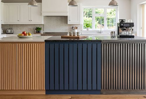 Реечные панели для кухонного острова: как выбрать материал, ритм и отделку