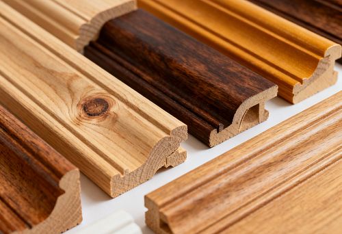 Деревянный погонаж разных оттенков и фактур для современного интерьера