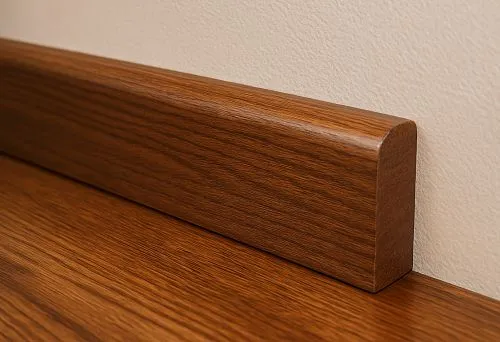 Плинтус из массива дуба тёмного оттенка с закругленным верхом в современном интерьере
