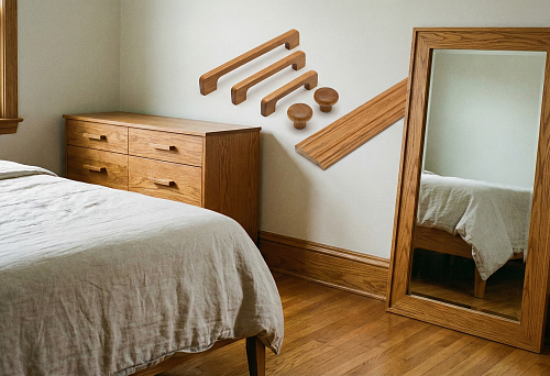 Мебельные ручки, плинтус деревянный и рама для зеркала: комплект для спальни в едином древесном тоне