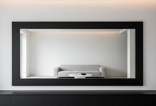 Широкий плинтус и зеркало в толстой раме: интерьер с тяжелым низом