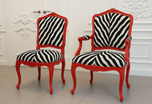 Классические стулья с красным каркасом и зебровой обивкой в интерьере.