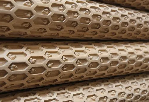 Деревянные колонны с геометрическим орнаментом – интерьерный декор