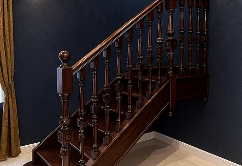 Современная лестница с точёными деревянными балясинами в классическом стиле