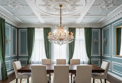 Обеденная зона с дизайнерским столом и эффектным потолком с лепниной и люстрой
