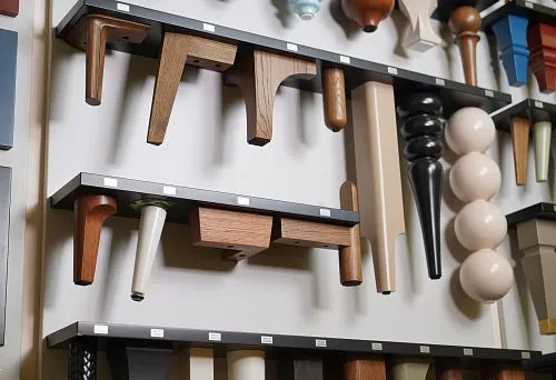 Современные мебельные ножки и детали из натурального дерева различных форм