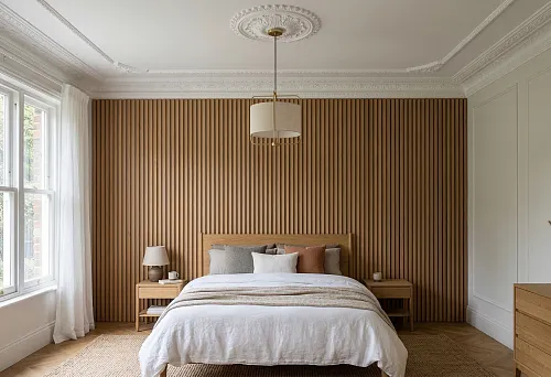 Реечные панели в интерьере спальни и потолочная лепнина: спокойная архитектура пространства для отдыха 