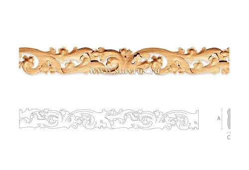 Резное обрамление окна из дерева с растительным орнаментом и изогнутым контуром