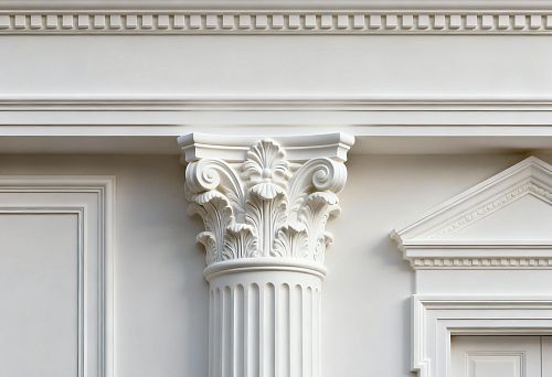 Фасадный декор в классическом стиле с колонной, карнизом и декоративным фронтоном