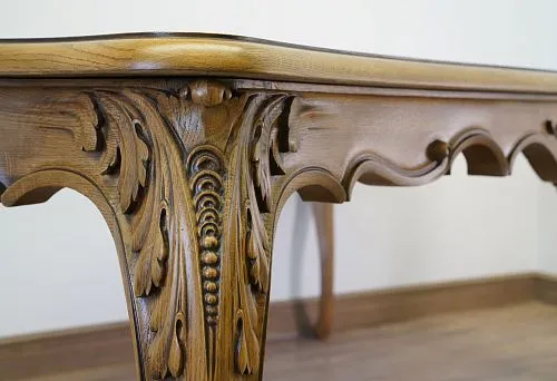 Резная деревянная кровать с декоративными элементами ручной работы