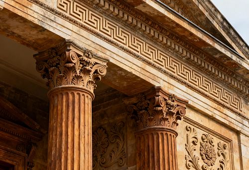 Фасадный декор с колоннами и архитектурной лепниной для наружной отделки