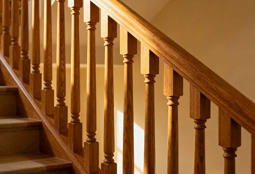 Деревянные балясины на лестнице с правильной геометрией и точным креплением