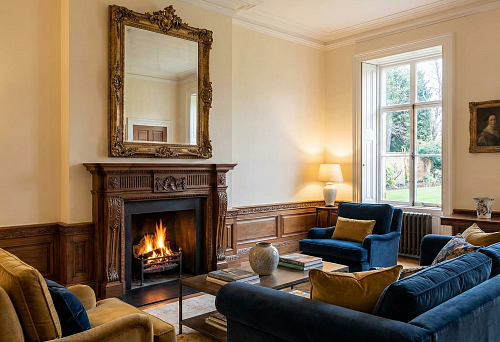 Гостиная мечты: резной плинтус + зеркало над камином + портал из массива