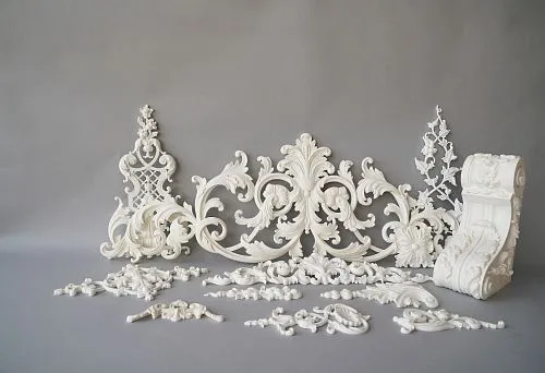 Комплект декоративной лепнины из полиуретана, включающий розетки, накладки и кронштейны 