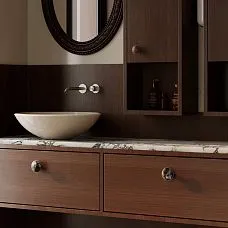 Деревянная овальная рама RM-010 с тонкой резьбой лавровых листьев из массива дуба и бука для зеркала или картины в статусной гостиной